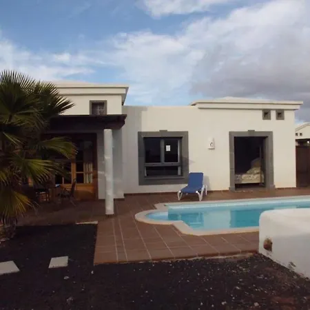 Playa Blanca Sleeps 4 Pool Wifi Villa Playa Blanca (Lanzarote)